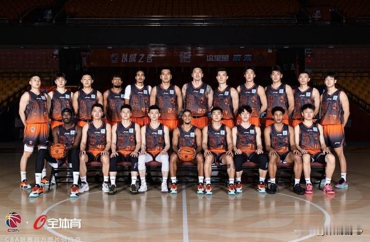 山东高速官方刚刚发布了2026-2027赛季定妆照，两张照片很有看点：一张普卢默