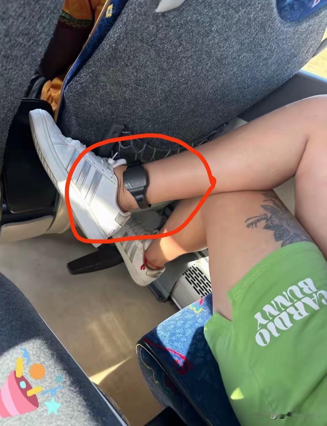 现在怎么流行这个玩意了！昨天在公交车上看到的，一位乘客的脚脖子上戴着个黑色环子，