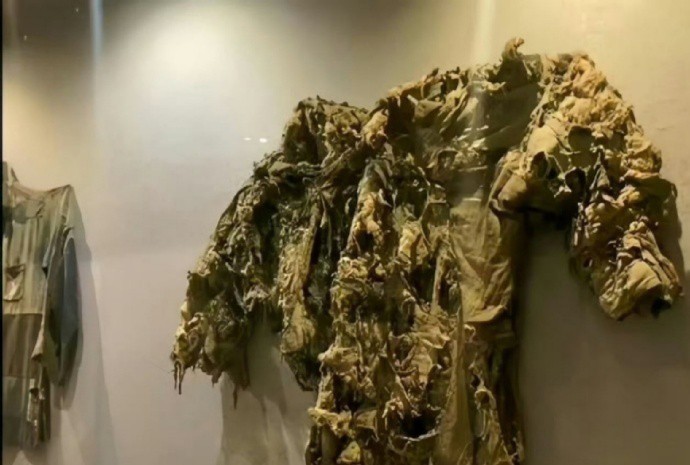 这件满目疮痍的衣服就是黄继光被子弹打烂的军装！请停留一秒，向英雄功臣黄继光致敬！