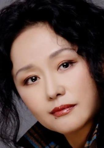 1979 年，饰演潘金莲的廖学秋因为拍戏，和老公分别了六个月，她归心似箭，往家赶
