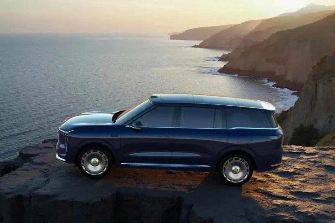 智己LS9在续航、动力、操控、安全、舒适维度全面领先，是30万级全能型大六座SU