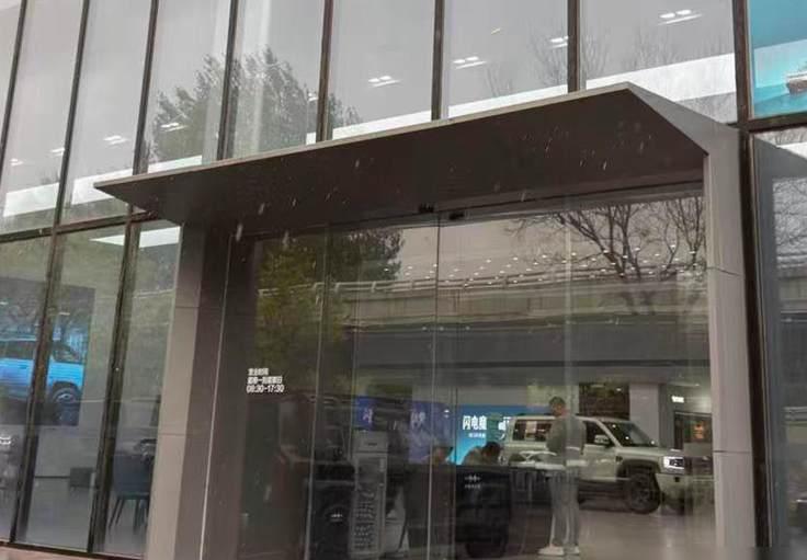 山西太原，一名女子想买辆新车，结果全款都付了，车牌也上了，才发现自己开回家的竟然