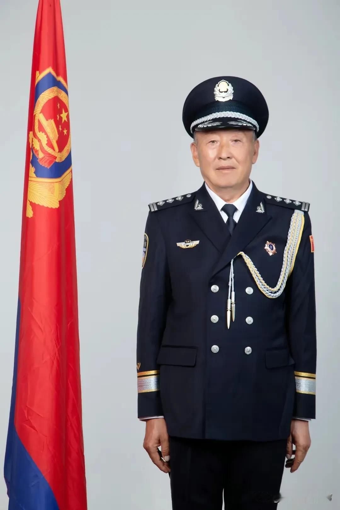 希望各级公安机关都能够给公安民警免费拍一张穿着警礼服的照。
         昨