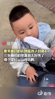 一男子去幼儿园接儿子放学，儿子看到他后立马把书包放在地上，然后打开书包，从书包里