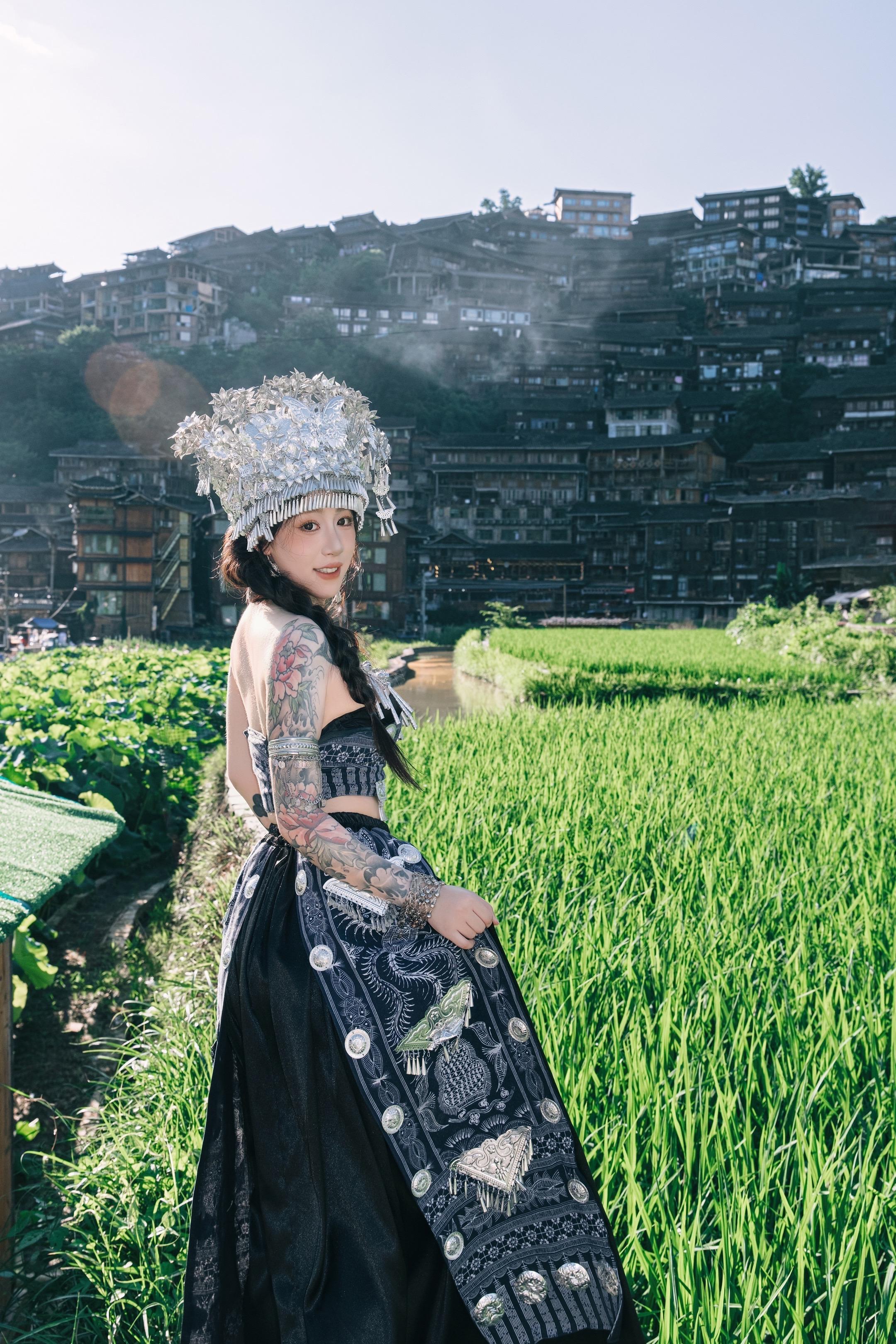 跟我回寨子吧   这次不下蛊了。