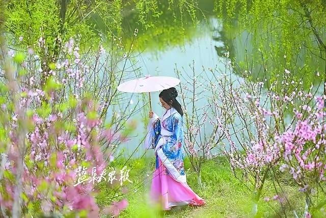 水仙子.咏怀
平生历遍雪和霜，
换得康宁福寿长。
劳形案牍心不慌，
趁闲情、兴味