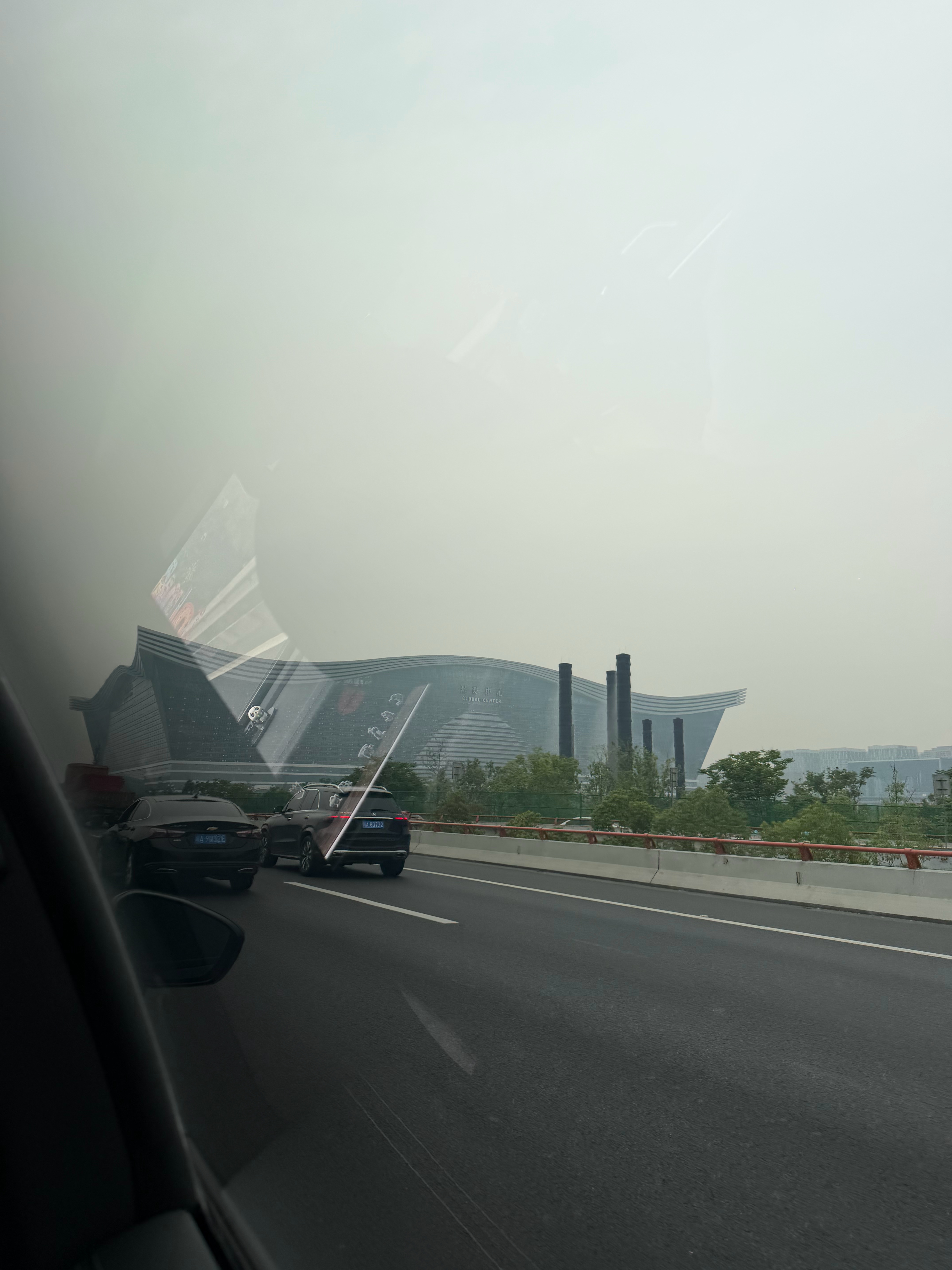 司机让我拍下这个建筑，说这是个大棺材⚰️，棺材前面还有几柱香，这不是像，这是一模