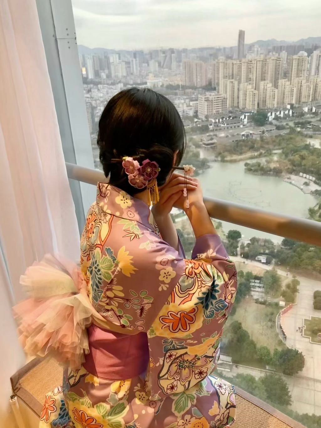 你的微笑像拥抱 多想藏着你的好 