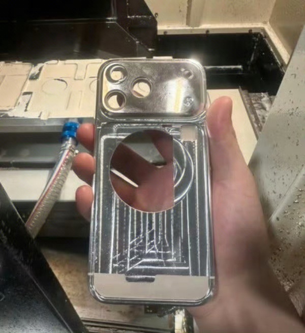 一会说苹果要出全玻璃iPhone，一会又说iPhone17Pro铝制机身，反正就