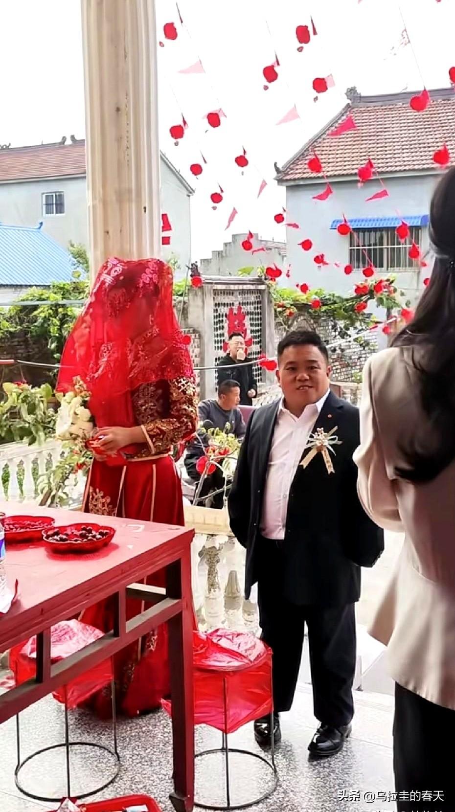 菏泽沙土镇这场婚礼，看得人心里五味杂陈。
新郎三十好几，个头也就一米四的样子，新