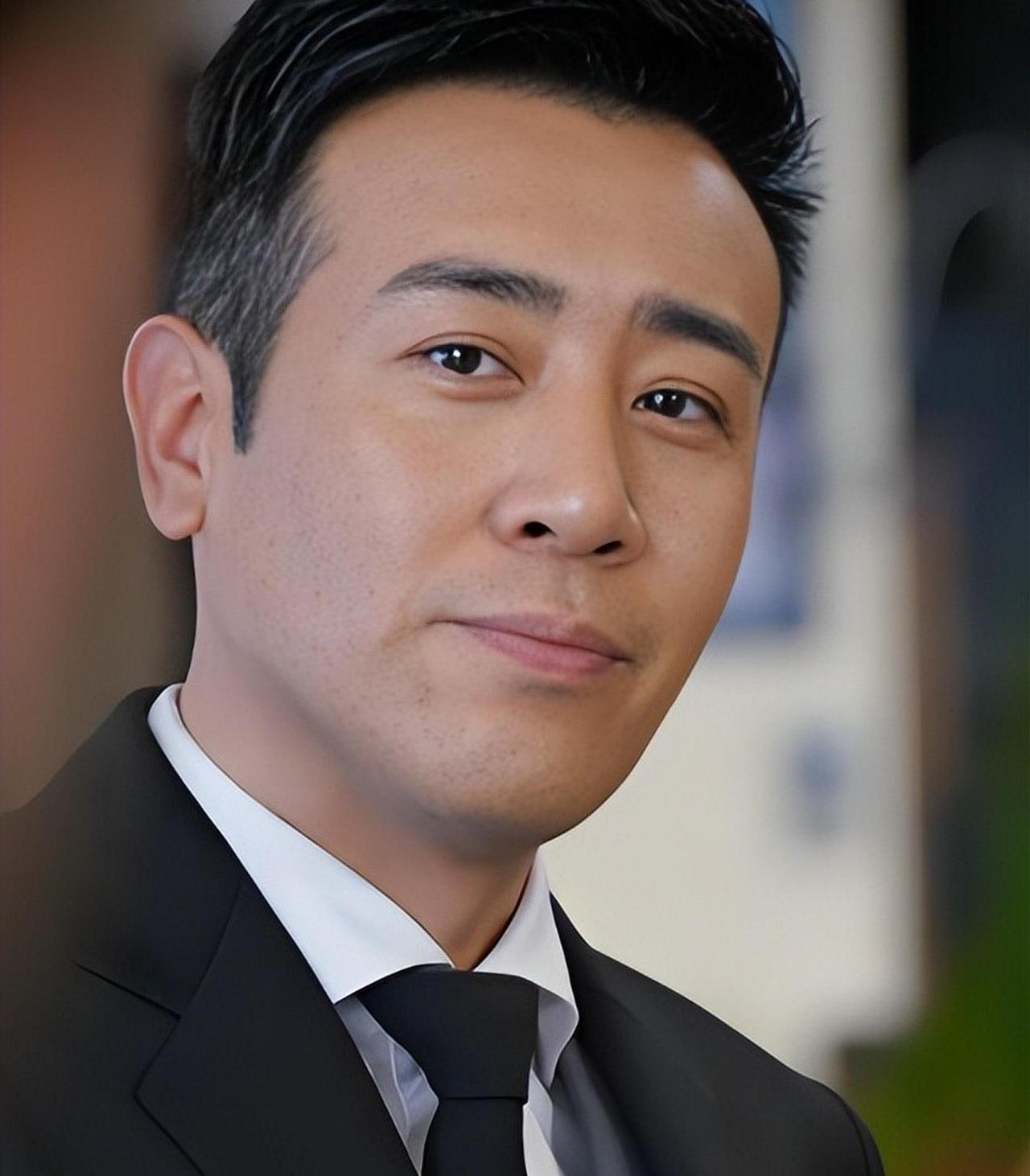 《沉默的荣耀》总编剧卢敏说：“于和伟是剧组最拼的人。白天全程扎在片场拍戏，收工回