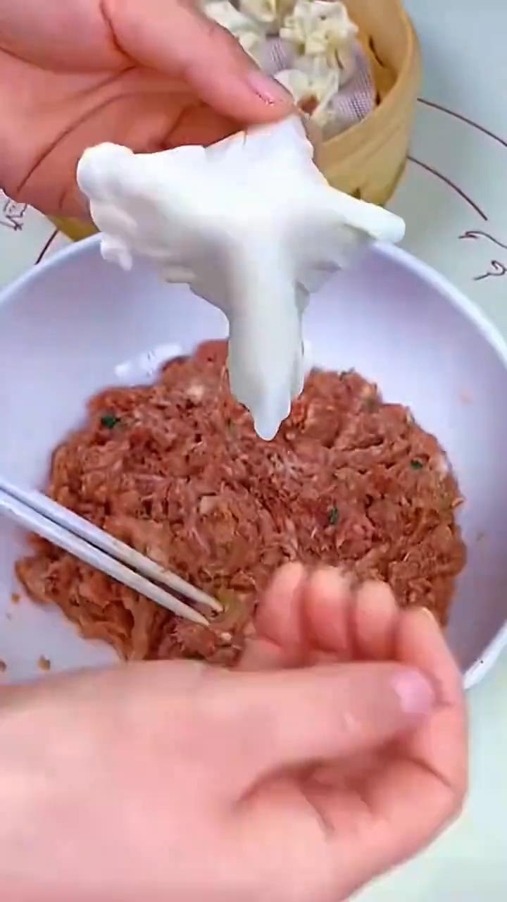这个烧麦朋友们有不会剥的，看好了，主要是这个皮儿。用手给它擀成这个大点儿花褶，给