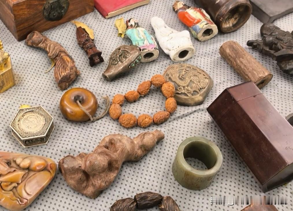 收藏里的超车道！
古玩市场有个简单的辨别逻辑：
遍地都有、重复扎堆的东西，慎买！