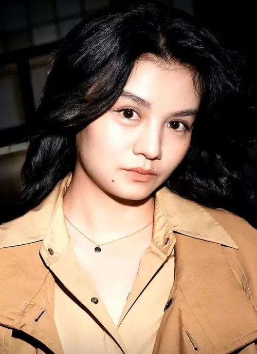 甩大牌失败，让张曼玉等了她30分钟？演员春夏现身时尚活动现场，眼看着翻身无望。