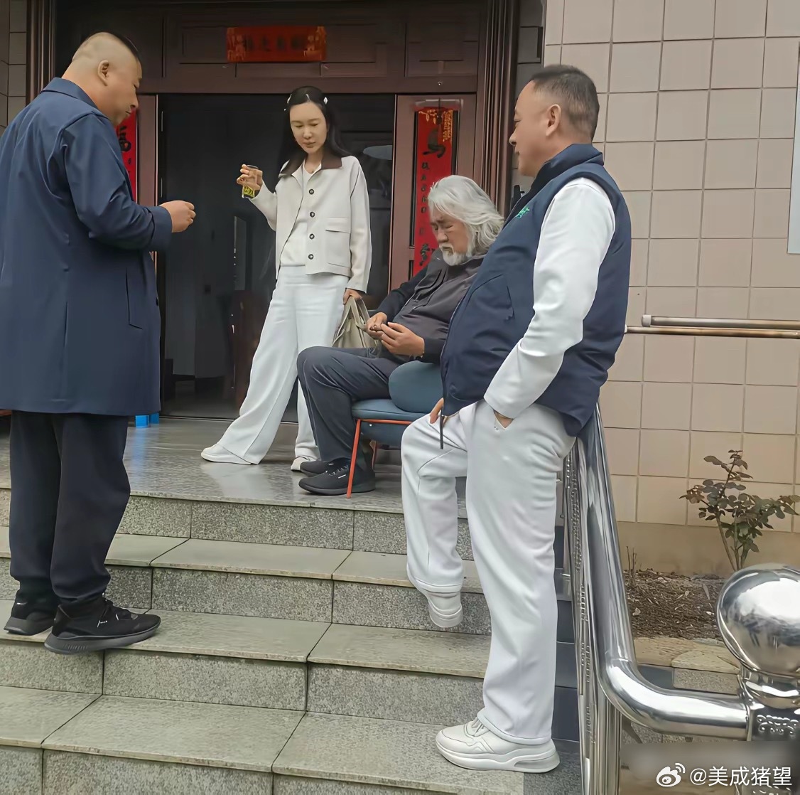 杜星霖携老公张纪中回娘家时的一幕 