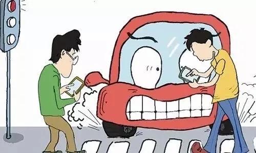 责任心有限，但三观很正！广东，一位爸爸带孩子出门，排队时太过于沉迷手机，压根就没