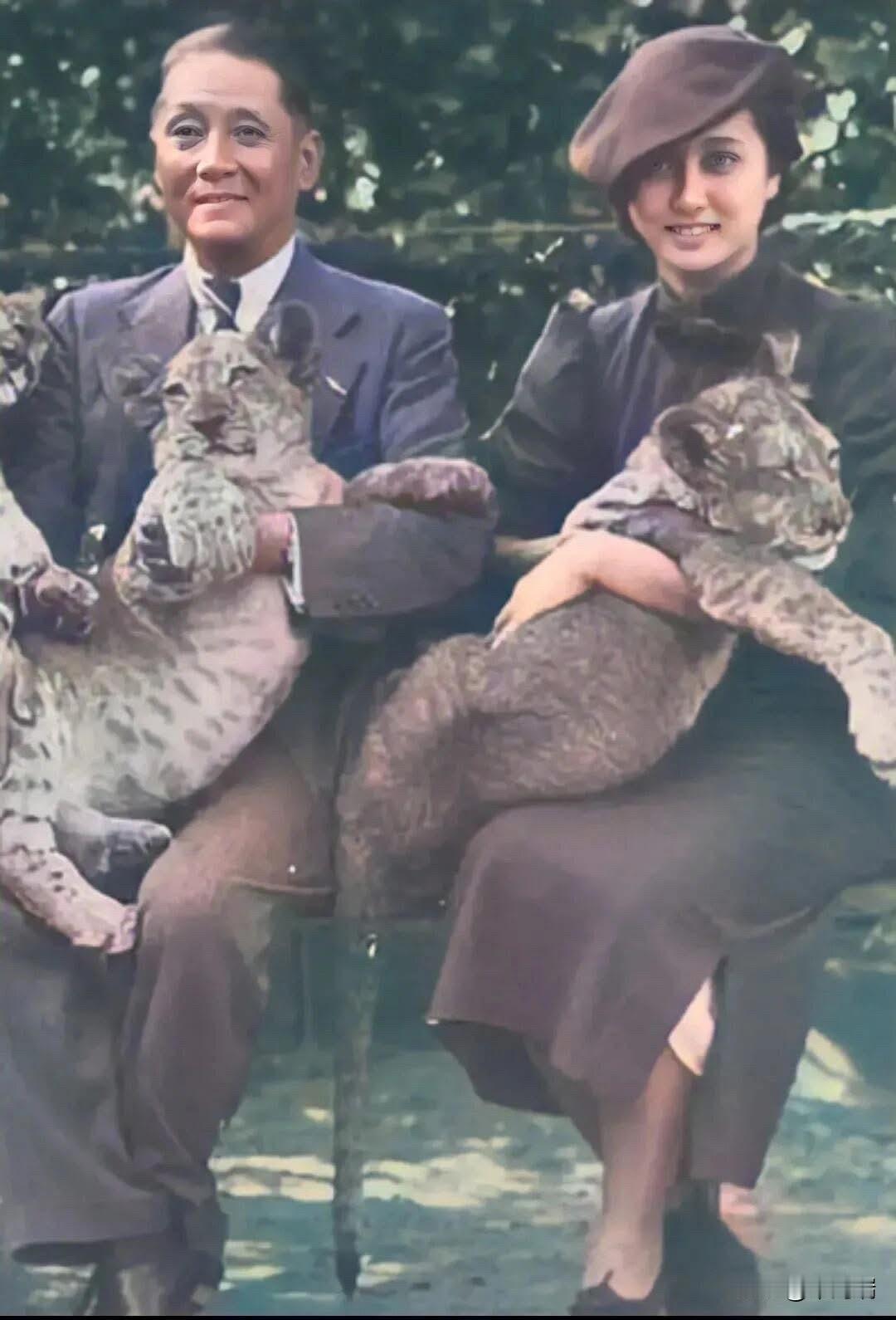 在1936年，钱学森的妻子蒋英和父亲，在动物园抱着小狮子，留下了这一张珍贵的合影