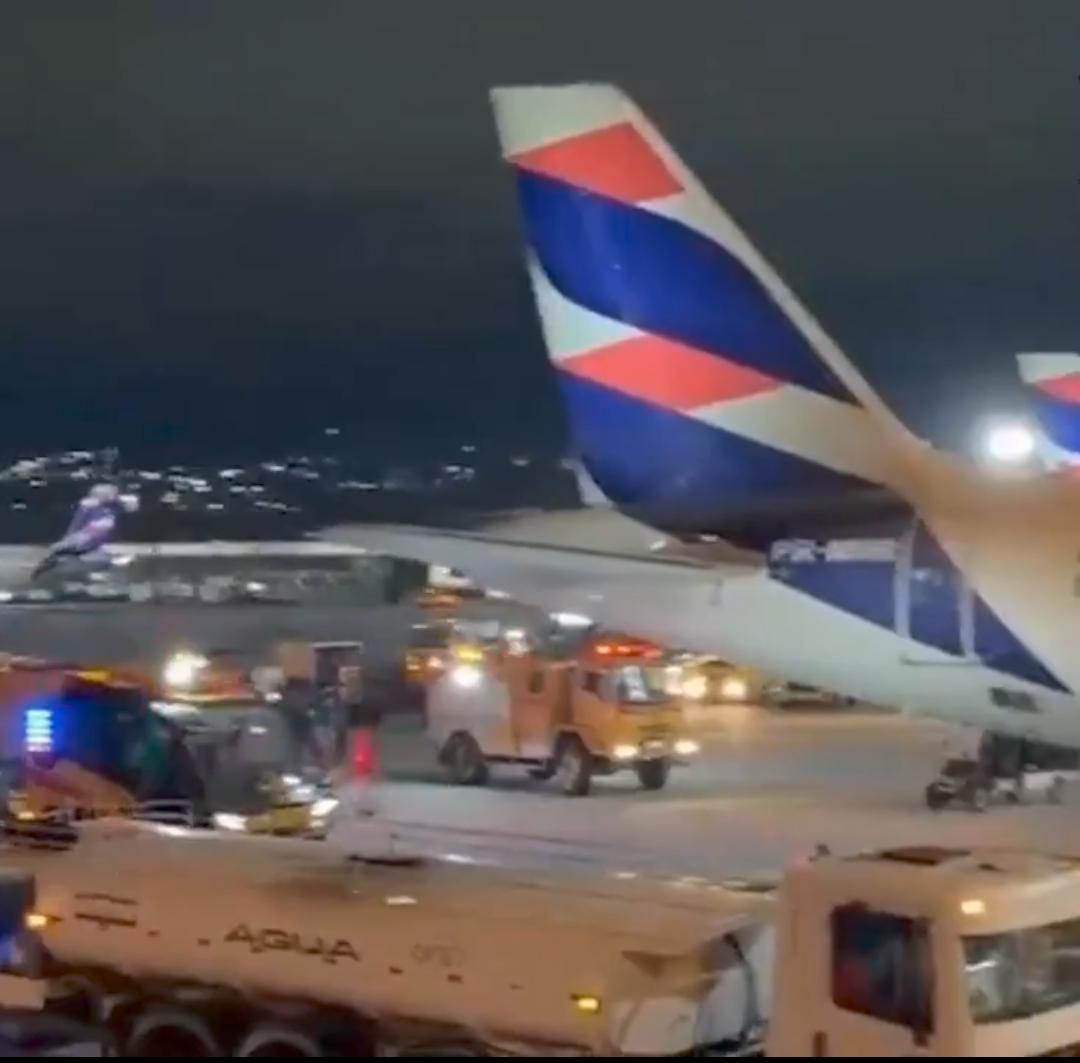 新闻快讯——在巴西，一架由南美航空（LATAM）运营的空客A320客机于跑道上突