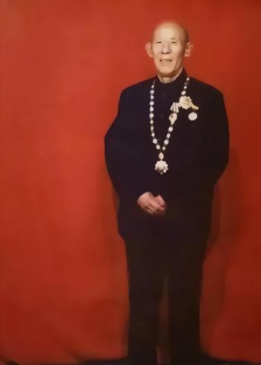 1990年，东北一大爷得知儿子当兵被拒，他为儿子来到军营，拿着小学课本，对部队首