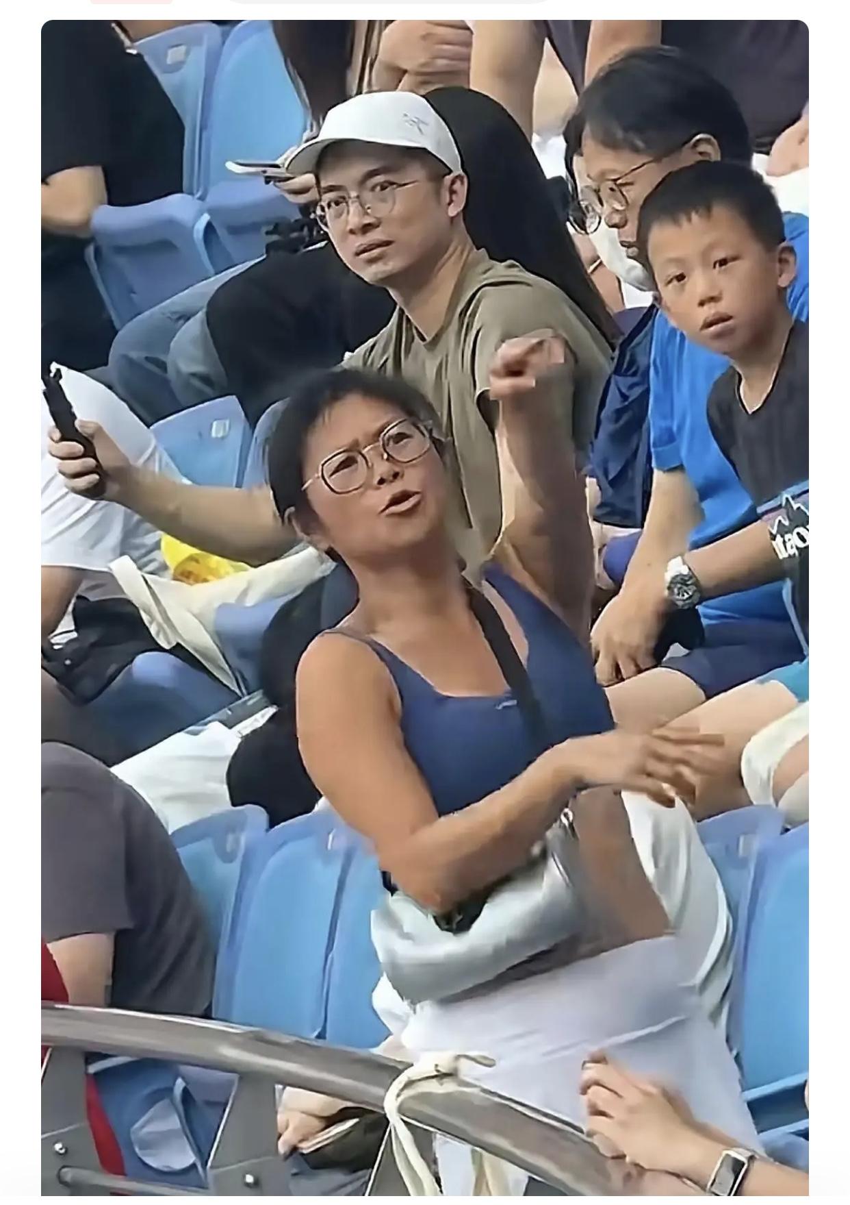 代价来了！大闹网球的谢某懵了：广交会门票悬了， 工作也要黄了？

近几日，上海网