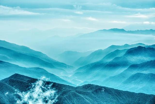 《随绝》
青山依旧水东流，
万里随缘莫强求。
看破红尘心自净，
把酒临风燕子楼。