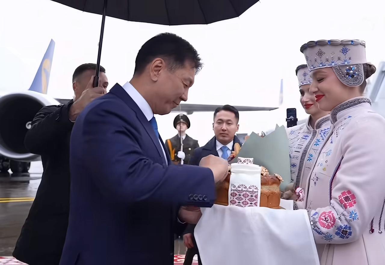 蒙古国总统呼日勒苏赫访问白俄罗斯。