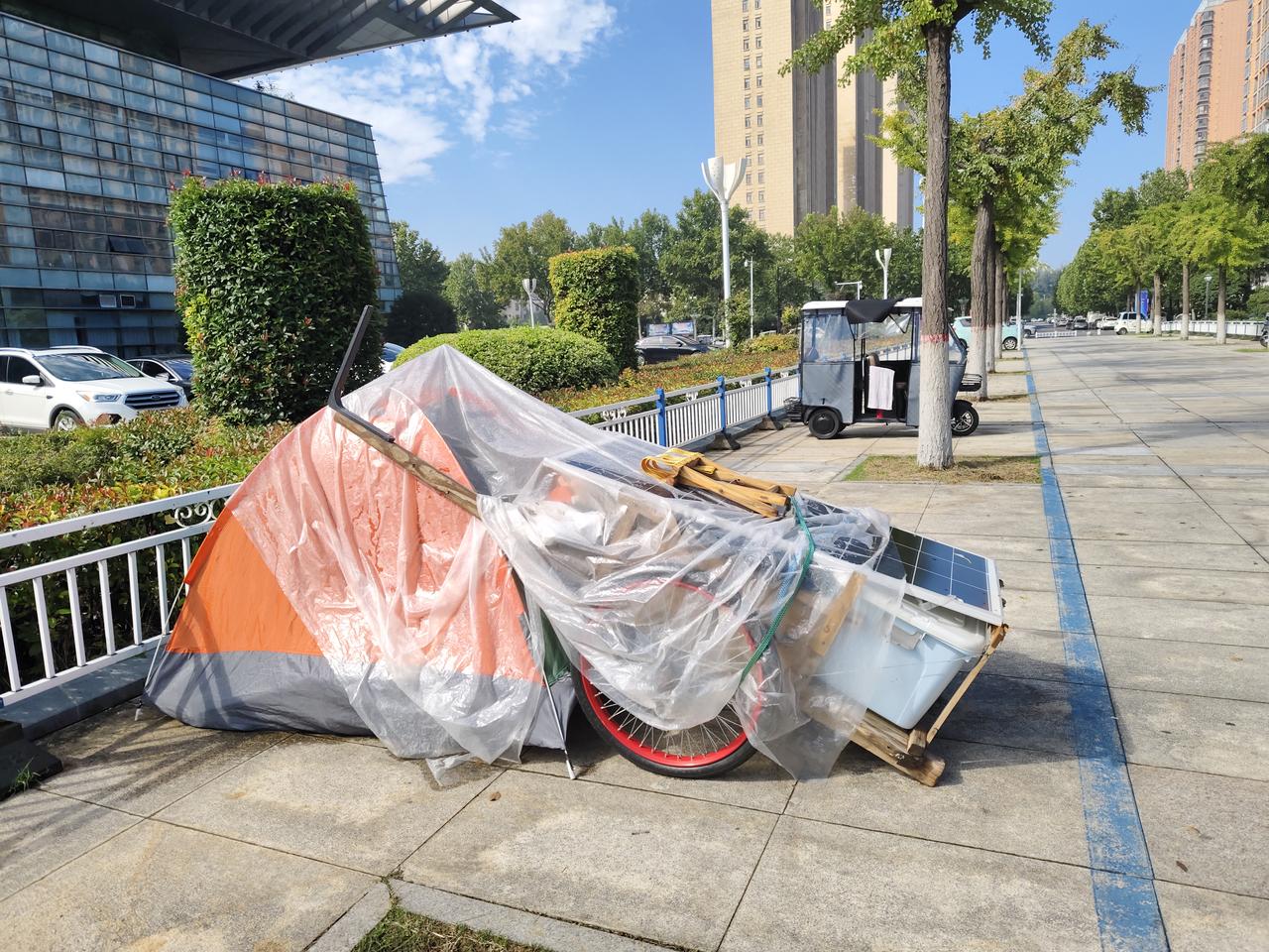 本来计划拉板车徒步到尼泊尔
可惜走到许昌就中道崩阻
老天爷天天下雨
被冻的瑟瑟发
