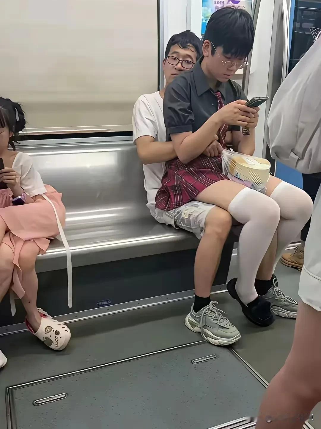 其实自由恋爱并没有什么不对，只是年纪轻轻就这么的肆无忌惮，多少都会让人觉得有些不