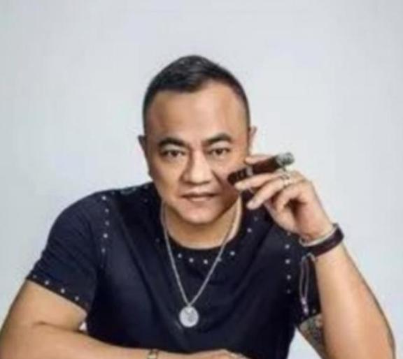 [中国赞]2004年，赵本山的保镖张家豪去酒吧消遣，无意刮蹭到一辆斯巴鲁，车主嚣