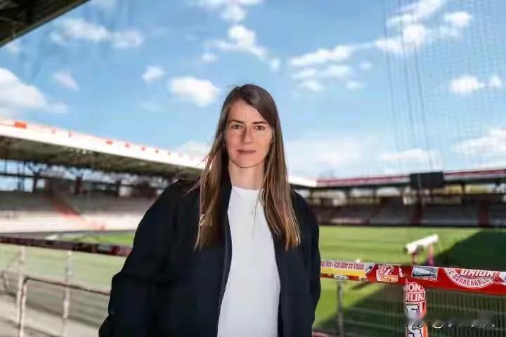 女裁判我不信现在有，女主教练出现在德甲球队[大笑]