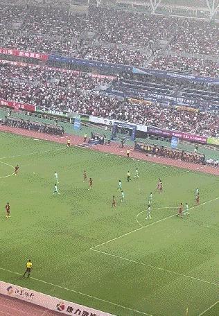 高考过后“苏超”联赛再燃战火，这上座率不说我还以为是欧冠呢！

徐州队最后时刻的