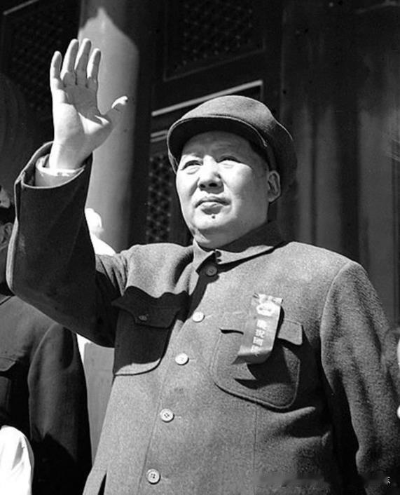 1952年10月1日，中央人民政府主席毛泽东在天安门城楼上