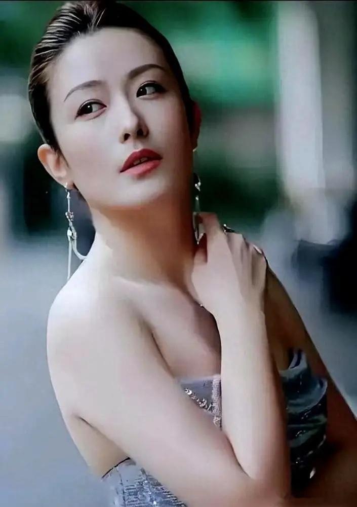 杨紫新剧《家业》里，最出圈的竟是演她妈的徐百慧。一场“暴雨护女”的戏，没有一句台