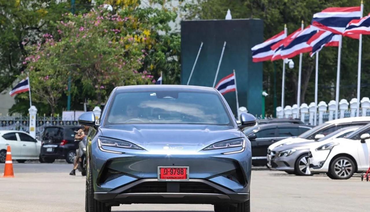 泰国总理阿努廷最近的一个举动引发全球关注，他把劳斯莱斯换成了比亚迪海狮07纯电动