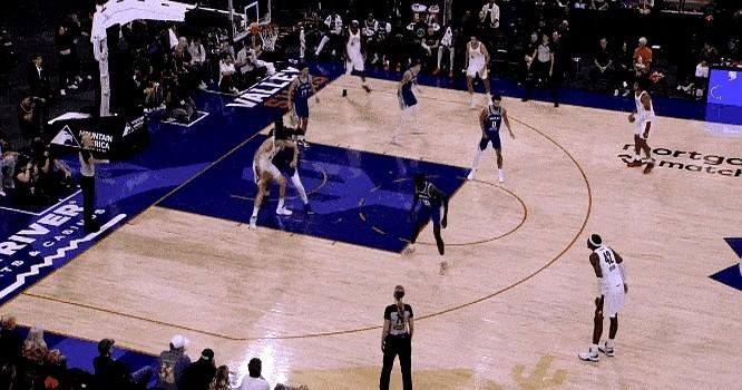 2米16的杨瀚森把好友撞开勾手那一刻，中国球迷心里踏实了。

他这一撞不是蛮力，