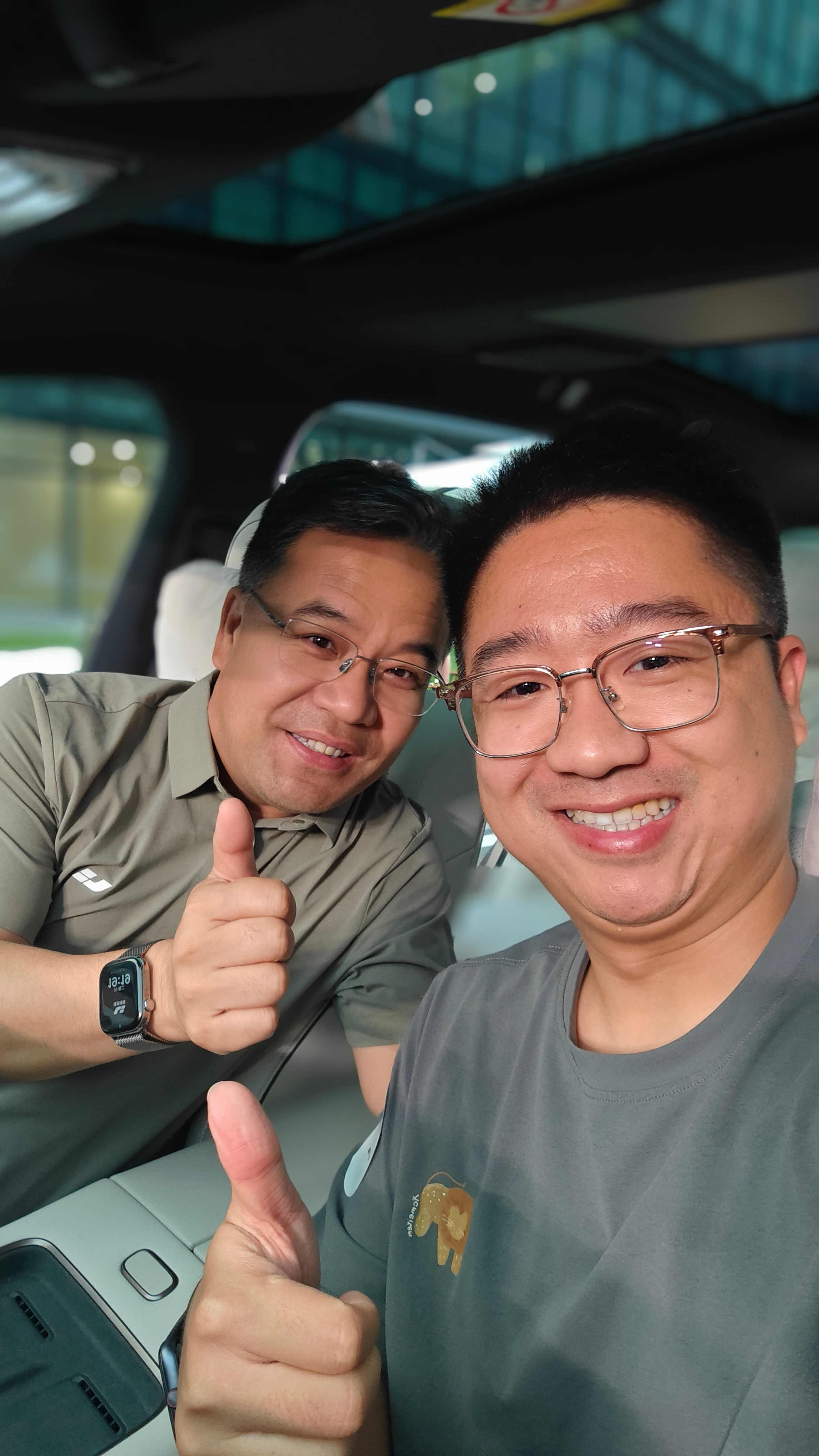 理想L8的发布会，不得跟强哥合张影，3年3万公里的增程确实强。哦对了，我们群里说