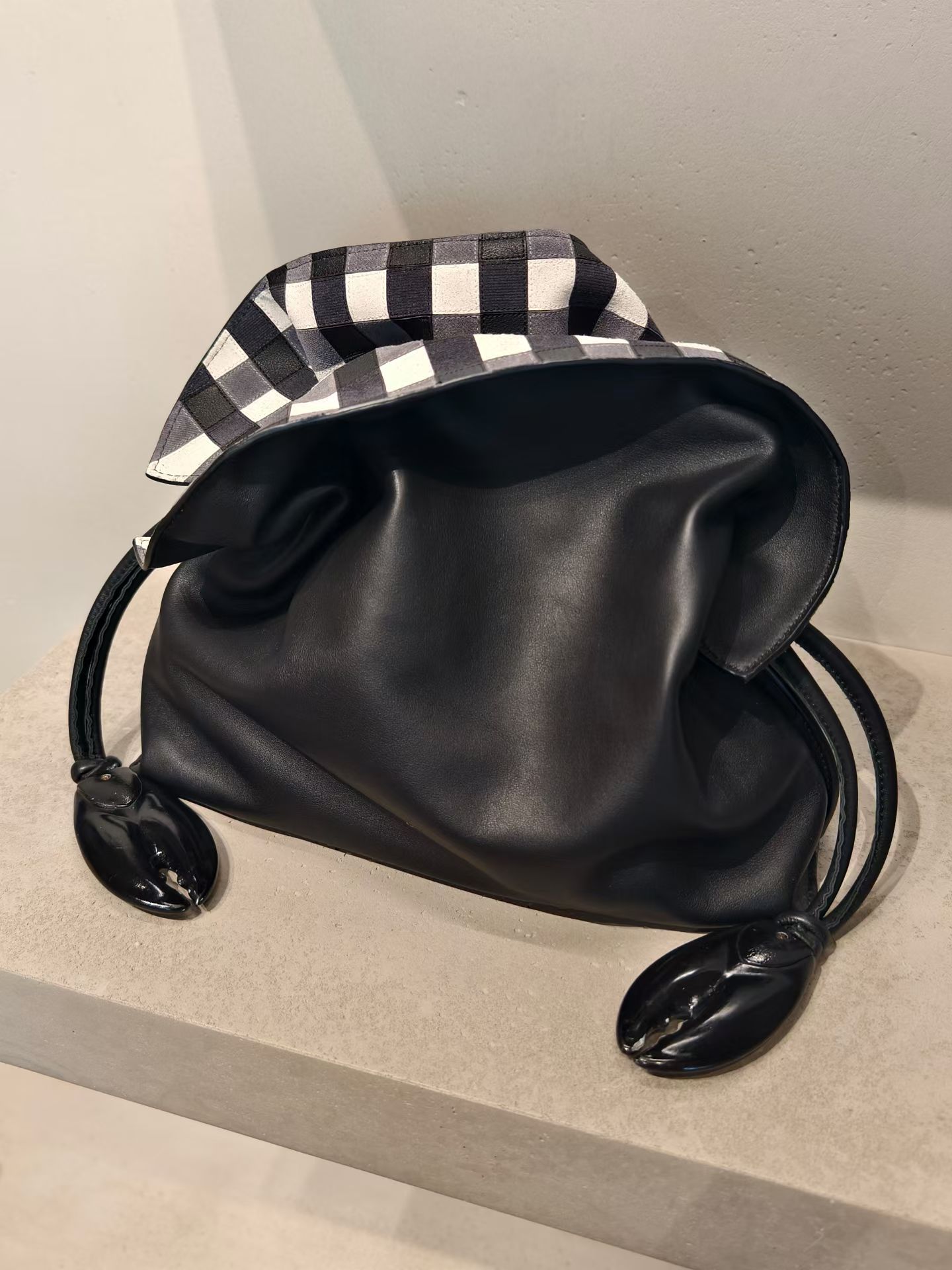 来看 LOEWE 罗意威 2026 秋冬女士及男士系列成衣、包袋、鞋履及配饰作品