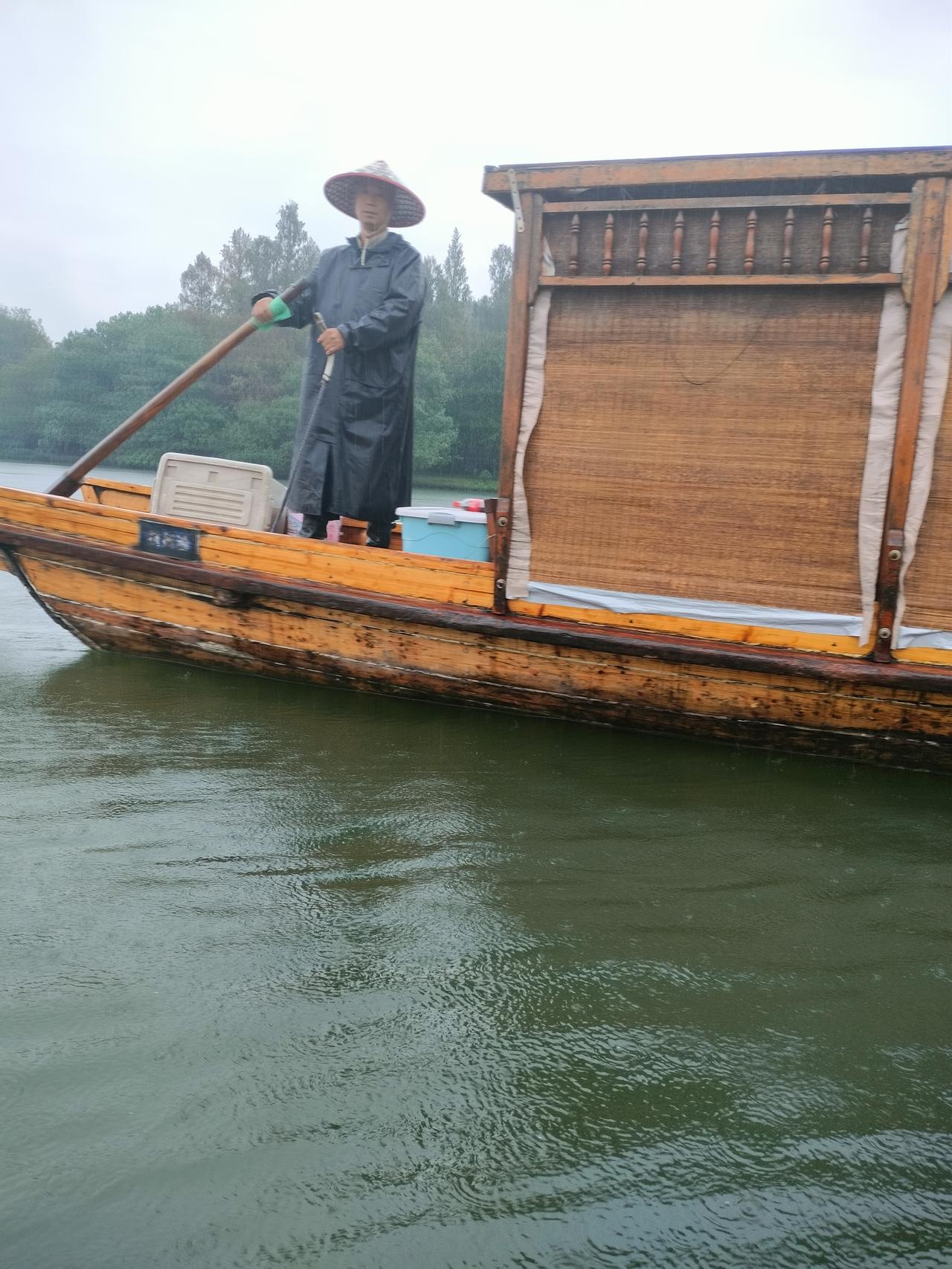 一张图证明你来过杭州上有天堂，下有苏杭，古老的摇鲁船夫，西湖上独特的一景。