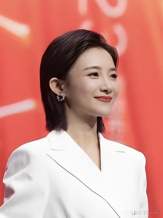 蔡紫，温婉知性，以灵动主持点亮舞台，用真诚笑容传递温度，是观众心中最美的"紫"色