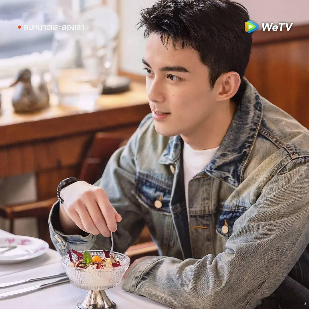 吴磊2024年终自评好会整活  吴磊的签名好抽象  当当当！来做跨年值日生啦！对