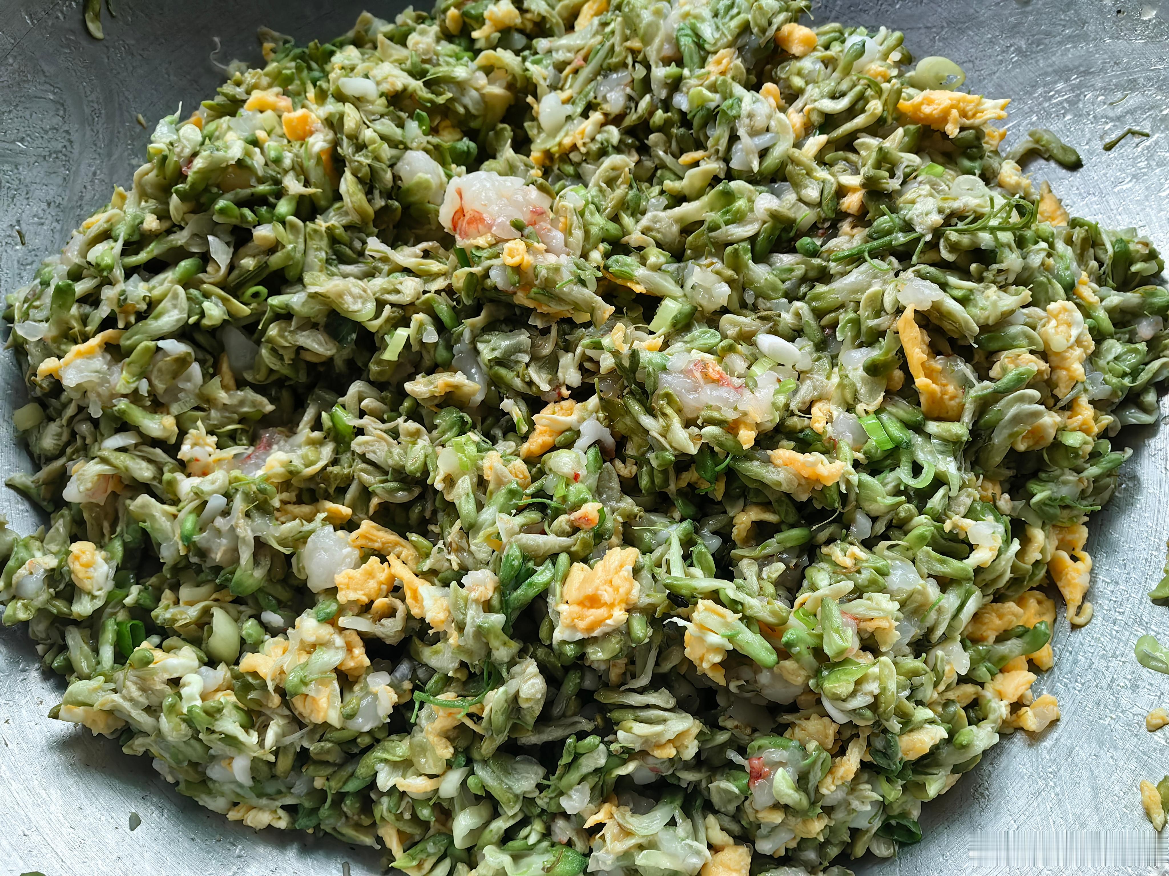 看范老师粉丝群的网友昨天给父母蒸了槐花包子，我从未做过槐花馅的包子，今天尝试了一