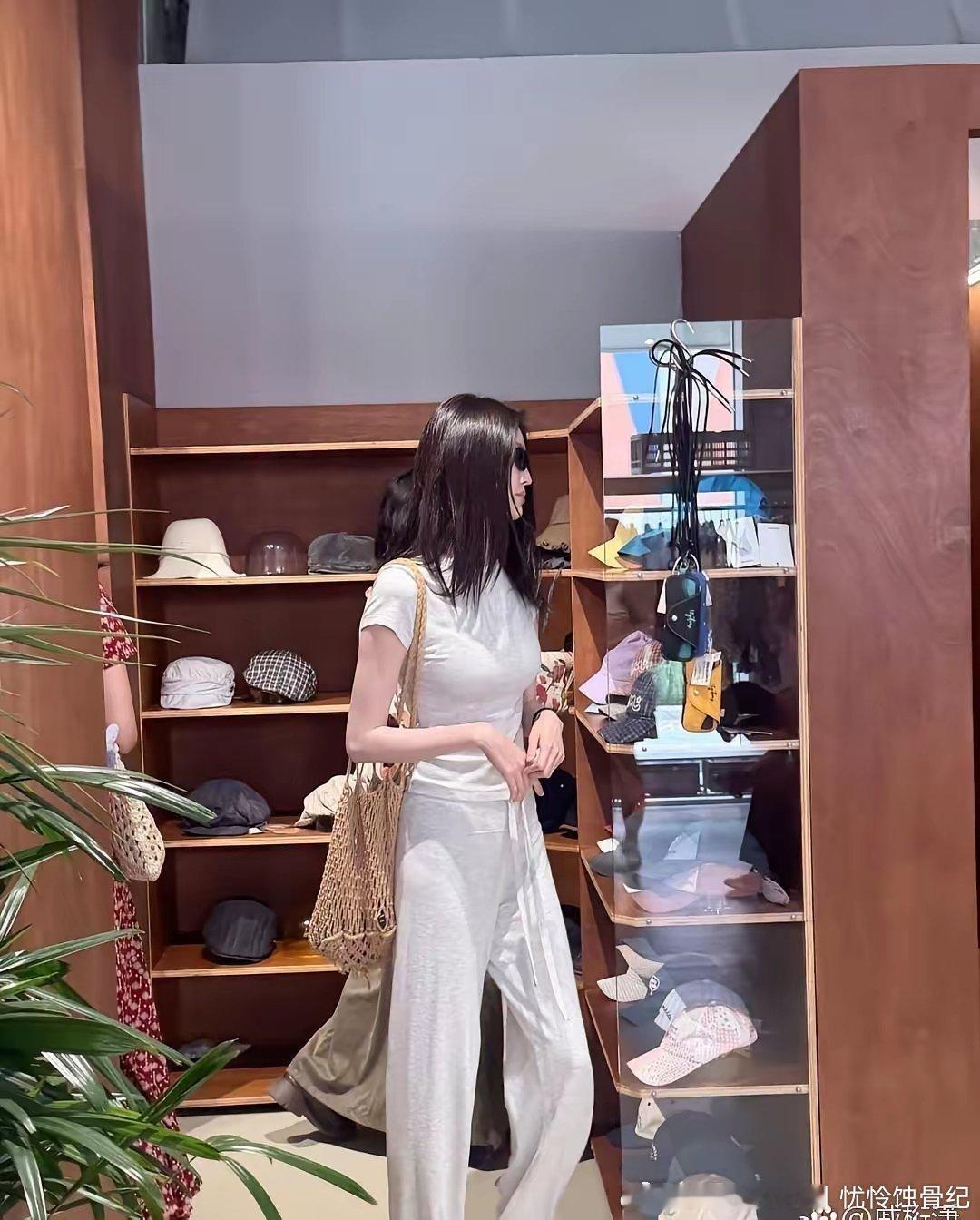 37岁超模何﻿穗‏被拍到在河北阿那﻿亚⁠﻿一家服装‏‎店里逛街，真人又高又美，皮