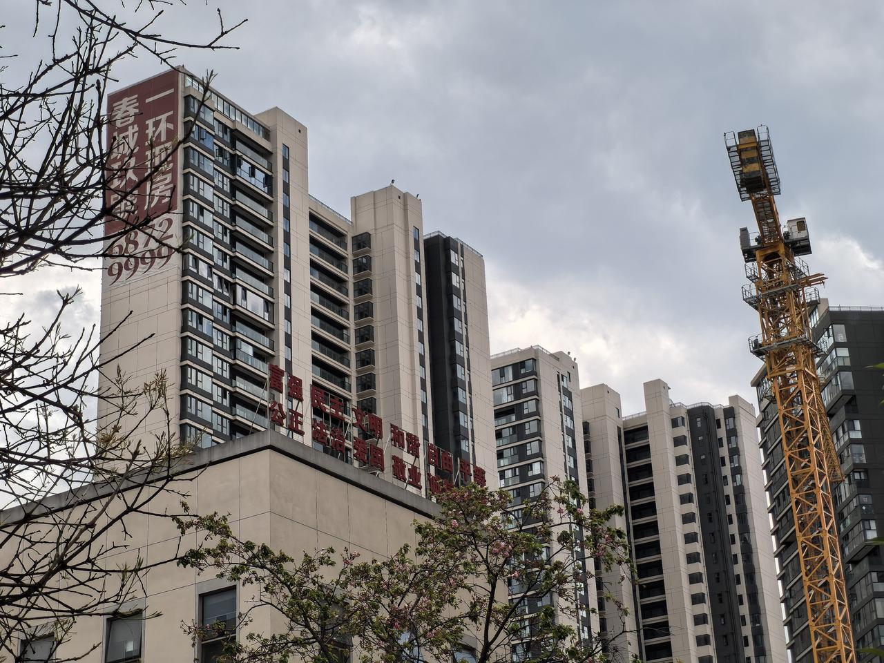 金碧路与永乐路交叉口，弥勒市公园边上的这个艺城.春城玖号项目原来是分为两期，还以