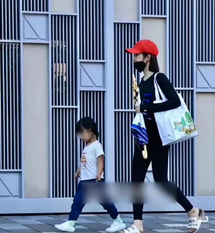 她居然已经当妈妈了，真让人意外。 ​​​