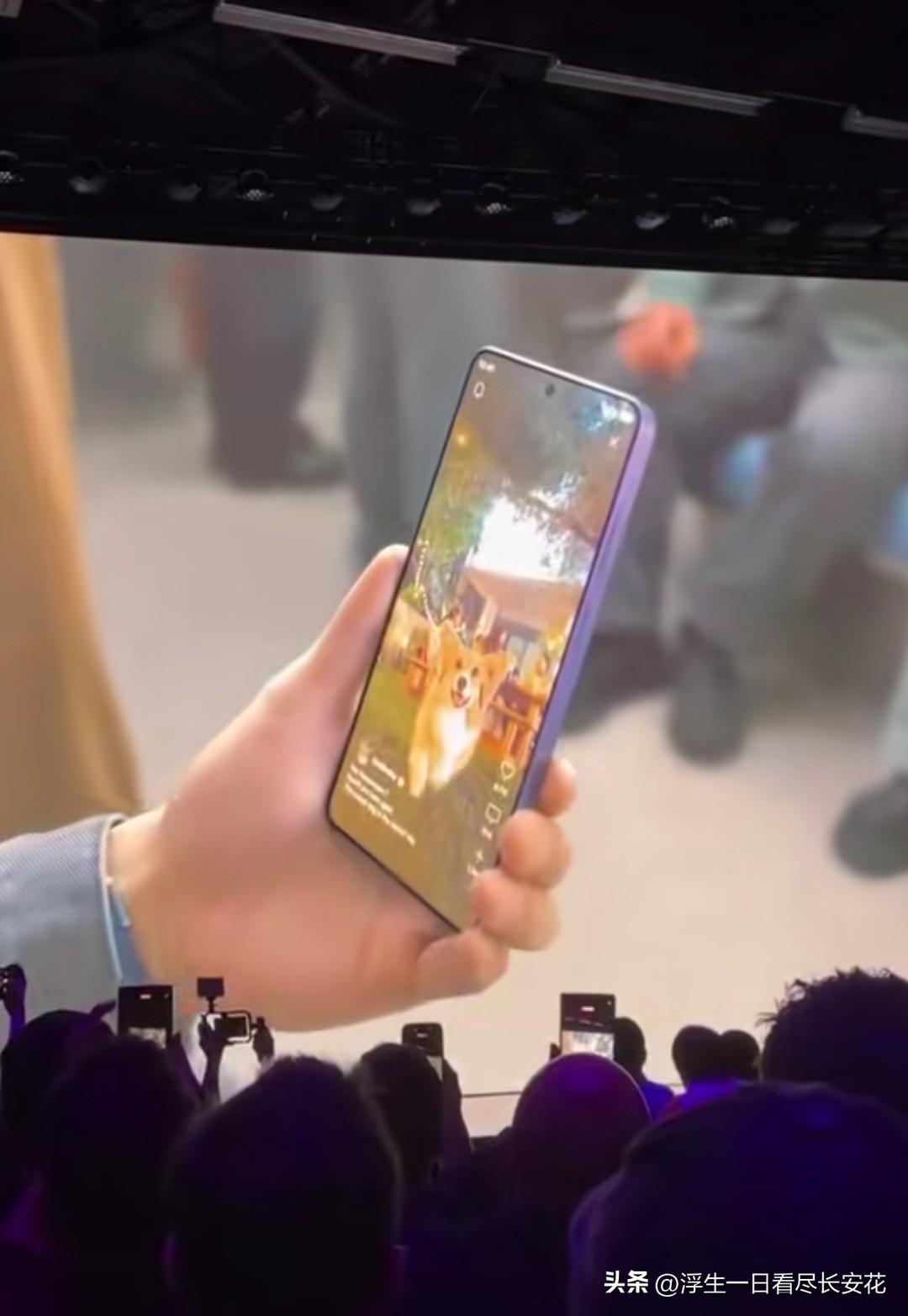 一开始刷到三星防窥屏手机，我也跟着吐槽：“不就是个能开关的防窥膜吗？”直到看到演