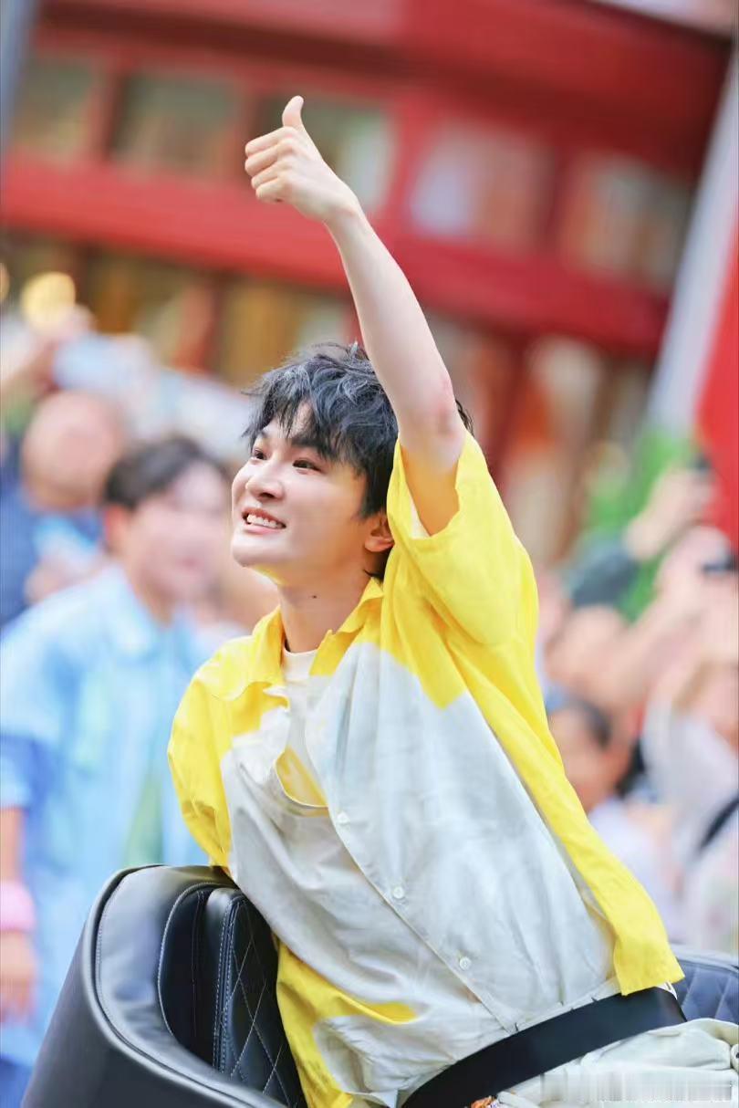周深检查队形周深强迫症犯了从演唱到舞台布局全都上心，连伴舞队形都亲自上手检查，对