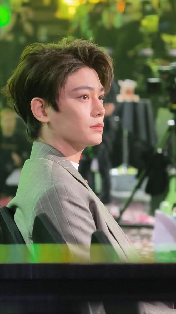 丁禹兮真的好帅啊，姐妹们，这逆天的帅气谁能顶得住啊，我没啦！[爱慕][玫瑰][心