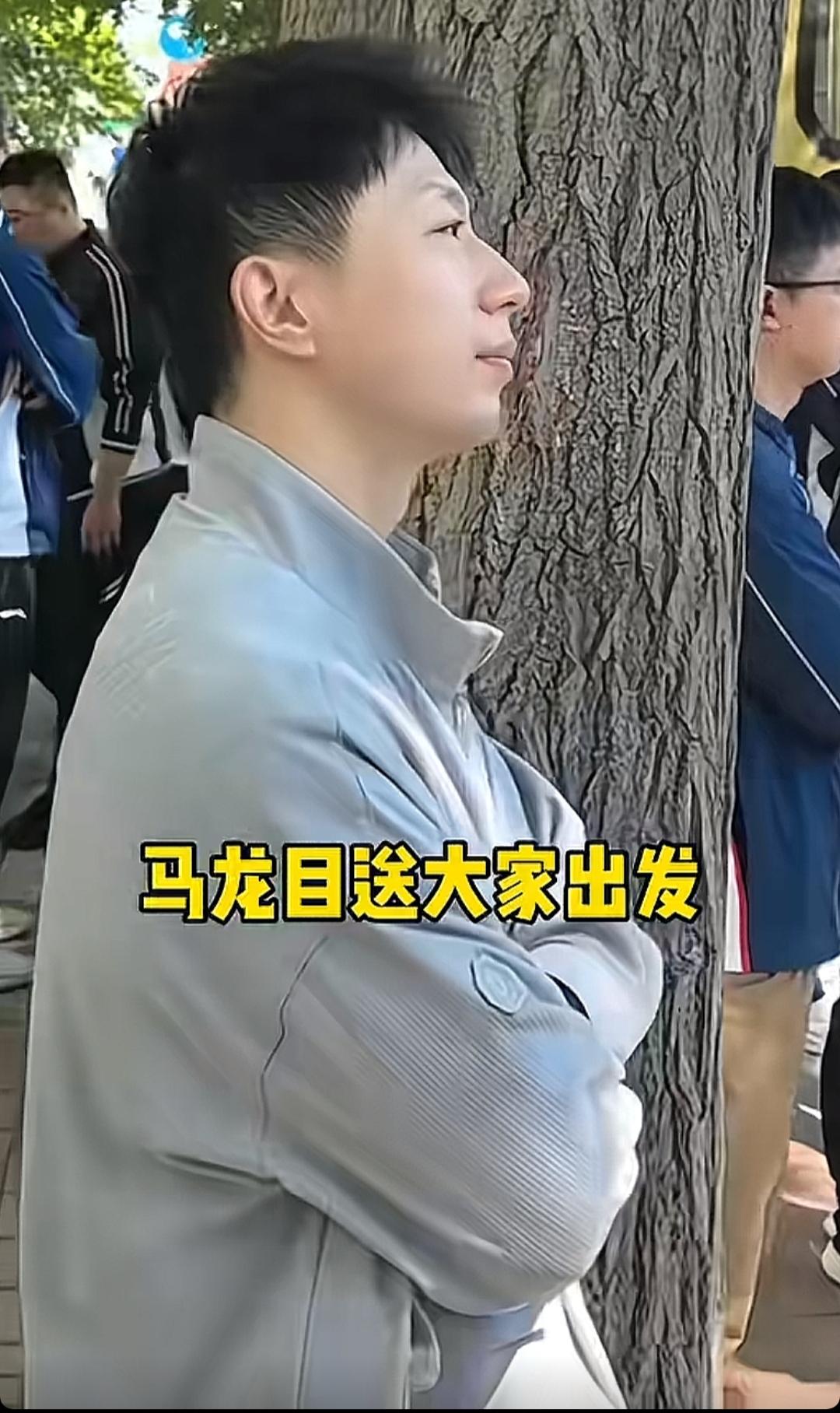 百年伦敦世乒赛国乒出发场景，好令人感动呀。最亮眼的当属马龙了，在队伍中一点没闲着