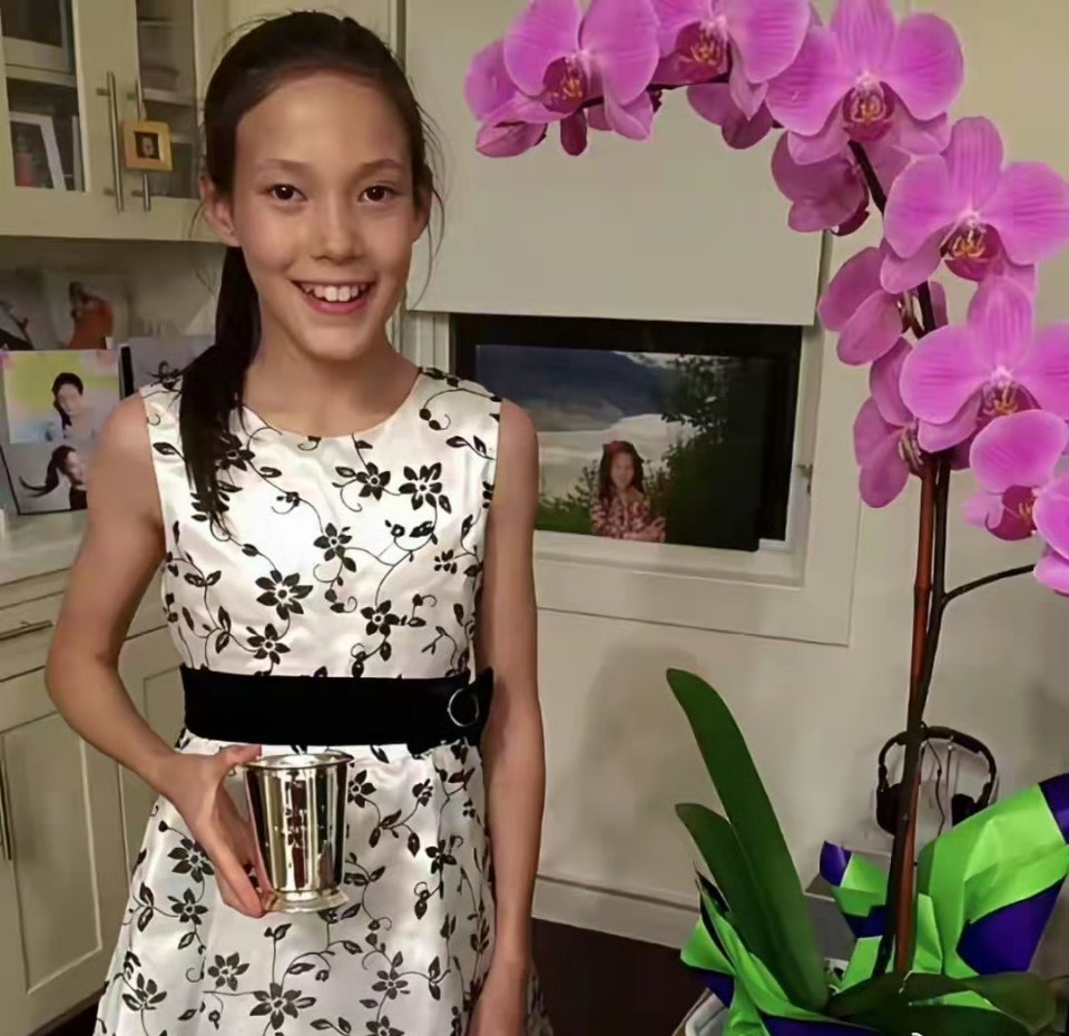 小时候的谷爱凌和外公外婆合影 ，标准的东西方结合的脸 