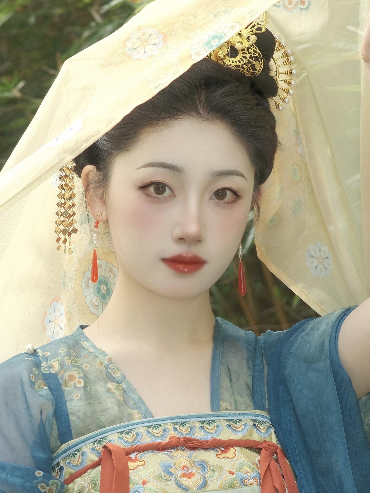 山之高，月出小。月之小，何皎皎。